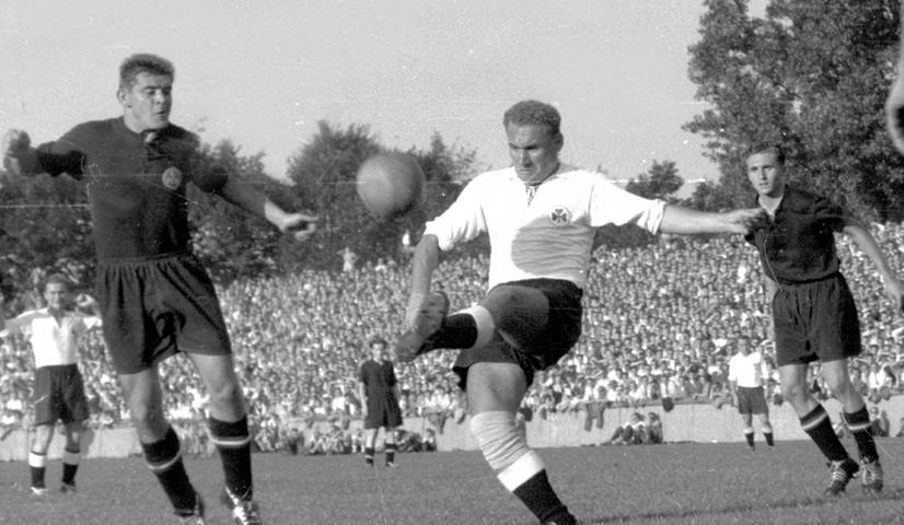 Kurz nach Ende des zweiten Weltkriegs dem FCN haushoch mit 2:7 unterlegen, revanchierte sich das Kleeblatt 1956 und brachte dem Club am 30. September eine derbe Klatsche bei. Ebenfalls mit 7:2 verprügelten die Fürther um Weltmeister Charly Mai den 1. FC Nürnberg im alten Zabo. Gottinger und zweimal Kuhnert brachten das Kleeblatt im Oberliga-Duell mit 3:0 in Front, ehe Glomb noch vor der Pause ein Nürnberger Lebenszeichen sendete. Gefährlich werden konnten Morlock und Co. dem ungeliebten Nachbarn an diesem Tag indes nie. Abermals Gottinger, ein Doppelpack von Schmidt und Landleiter sorgten bei nur einem weiteren Gegentreffer durch Zenger für ein triumphales Fürther Kapitel in der langen Derby-Geschichte. "Die Tränen haben mir in den Augen gestanden, wie die gespielt haben! Und ausgerechnet die Blödel aus Fürth gewinnen das", kommentierte Hans "Bumbes" Schmidt Nürnbergs Derbypleite. Dabei war er Trainer der Fürther. Kurz nach Ende des zweiten Weltkriegs dem FCN haushoch mit 2:7 unterlegen, revanchierte sich das Kleeblatt 1956 und brachte dem Club am 30. September eine derbe Klatsche bei. Ebenfalls mit 7:2 verprügelten die Fürther um Weltmeister Charly Mai den 1. FC Nürnberg im alten Zabo. Gottinger und zweimal Kuhnert brachten das Kleeblatt im Oberliga-Duell mit 3:0 in Front, ehe Glomb noch vor der Pause ein Nürnberger Lebenszeichen sendete. Gefährlich werden konnten Morlock und Co. dem ungeliebten Nachbarn an diesem Tag indes nie. Abermals Gottinger, ein Doppelpack von Schmidt und Landleiter sorgten bei nur einem weiteren Gegentreffer durch Zenger für ein triumphales Fürther Kapitel in der langen Derby-Geschichte. "Die Tränen haben mir in den Augen gestanden, wie die gespielt haben! Und ausgerechnet die Blödel aus Fürth gewinnen das", kommentierte Hans "Bumbes" Schmidt Nürnbergs Derbypleite. Dabei war er Trainer der Fürther.