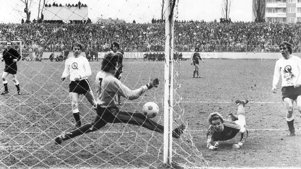 ...auf den Münchner Schiedsrichter Frickel. Der Unparteiische versagte dem 1. FC Nürnberg nicht nur zwei glasklare Elfmeter, sondern verweigerte auch Nüssings vermeintlichem Ausgleich zum 3:3 fälschlicherweise die Anerkennung. Dabei wollte Frickel den Treffer zunächt geben, vertraute dann aber doch seinem Plattlinger Assistenten Hofmeister, der wild gestikulierend eine Abseitsposition angezeigt hatte. Dem Club half es wenig, dass der Referee danach zugab: "Mein Gott, ich glaube, dass ich bei Nüssings Tor falsch entschieden habe."