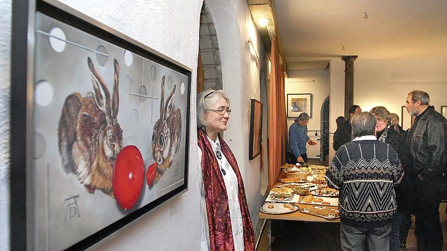 So kann’s gehen, wenn man zu gierig ist: Auf dem Bild (l.) von Lars Henning und Elke Schober hat ein Albrecht Dürer-Hase einen prall gefüllten Luftballon im Mund, die glotzäugige Hasen-Karikatur gegenüber einen zerplatzten. So kann’s gehen, wenn man zu gierig ist: Auf dem Bild (l.) von Lars Henning und Elke Schober hat ein Albrecht Dürer-Hase einen prall gefüllten Luftballon im Mund, die glotzäugige Hasen-Karikatur gegenüber einen zerplatzten.