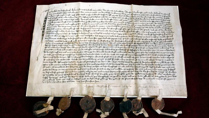 Unter den Stücken ist auch eine der für die Familie wie für die Region wichtigsten Urkunden. Sie stammt vom 29. September 1405 und regelt den Verkauf eines Anteils der Burg Schwarzenberg an Erkinger von Seinsheim.