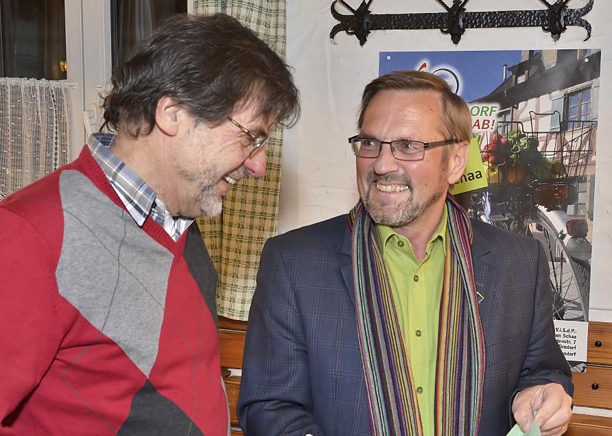 Zu den Gratulanten zählt Norbert Schikora (links) vom Kreisverband der Grünen. Der hat „schon gehofft, dass wir in Zirndorf noch einen Bürgermeisterkandidaten stellen“. Mit Wolfram Schaa (rechts) haben sich Schikoras Hoffnungen erfüllt. Zu den Gratulanten zählt Norbert Schikora (links) vom Kreisverband der Grünen. Der hat „schon gehofft, dass wir in Zirndorf noch einen Bürgermeisterkandidaten stellen“. Mit Wolfram Schaa (rechts) haben sich Schikoras Hoffnungen erfüllt.