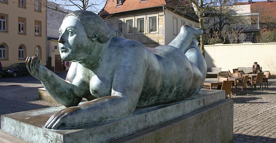 Schon etwas länger da ist die "Liegende Frau mit Frucht", die das Bamberger Stadtbild bereichert.