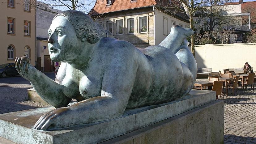 Schon etwas länger da ist die "Liegende Frau mit Frucht", die das Bamberger Stadtbild bereichert.