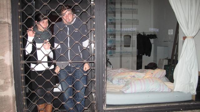 Bembers und Co: Nürnberger übernachten im Schaufenster