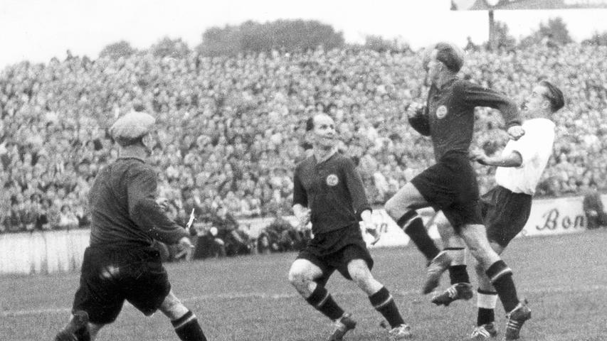 Auch wenn das Derby seine eigenen Gesetze kennt, Mitte Oktober 1950 gab es für das Oberliga-Schlusslicht aus Fürth gegen den Tabellenführer aus der Noris nichts zu holen. Dabei waren die Fürther vor der Pause mehrfach nahe dran an der Führung. Als aber Schmolke nach 37 Minuten verletzt runter musste, hatte das Kleeblatt nur noch wenig zuzusetzen. Der FCN nutzte die Überzahl (Auswechslungen waren damals noch nicht erlaubt) und siegte dank der Tore von Schade (2) und Schweinberger glatt mit 3:0. Auch wenn das Derby seine eigenen Gesetze kennt, Mitte Oktober 1950 gab es für das Oberliga-Schlusslicht aus Fürth gegen den Tabellenführer aus der Noris nichts zu holen. Dabei waren die Fürther vor der Pause mehrfach nahe dran an der Führung. Als aber Schmolke nach 37 Minuten verletzt runter musste, hatte das Kleeblatt nur noch wenig zuzusetzen. Der FCN nutzte die Überzahl (Auswechslungen waren damals noch nicht erlaubt) und siegte dank der Tore von Schade (2) und Schweinberger glatt mit 3:0.