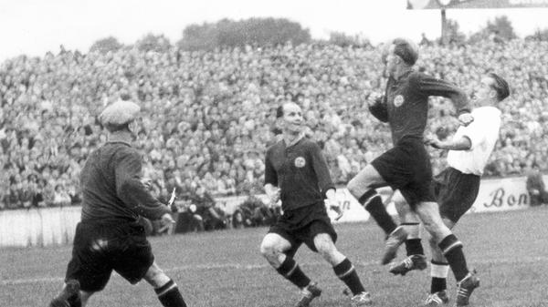 Auch wenn das Derby seine eigenen Gesetze kennt, Mitte Oktober 1950 gab es für das Oberliga-Schlusslicht aus Fürth gegen den Tabellenführer aus der Noris nichts zu holen. Dabei waren die Fürther vor der Pause mehrfach nahe dran an der Führung. Als aber Schmolke nach 37 Minuten verletzt vom Feld musste, hatte das Kleeblatt nur noch wenig zuzusetzen. Der FCN nutzte die Überzahl (Auswechslungen waren damals noch nicht erlaubt) und siegte dank der Tore von Schade (2) und Schweinberger glatt mit 3:0.