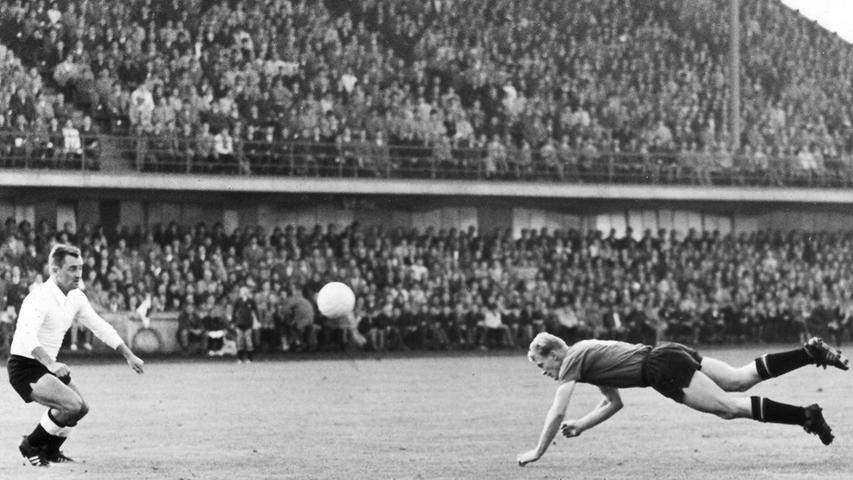 Am 22. September 1962 erlebte der alte Zabo sein letztes fränkisches Oberliga-Derby, bevor der FCN ins Städtische Stadion abwanderte, wo er ab 1963 seine Bundesligaspiele austrug. Glatt mit 5:1 fertigte der damals amtierende DFB-Pokalsieger und Vizemeister aus Nürnberg den Nachbarn ab. Strehls Flugkopfball fand zwar nicht den Weg ins Tor, dafür trafen Haseneder, Reisch, Flachenecker, Gettinger und Albrecht für den Club. Dem Kleeblatt blieb nur der zwischenzeitliche Anschlusstreffer durch Schmid. Am 22. September 1962 erlebte der alte Zabo sein letztes fränkisches Oberliga-Derby, bevor der FCN ins Städtische Stadion abwanderte, wo er ab 1963 seine Bundesligaspiele austrug. Glatt mit 5:1 fertigte der damals amtierende DFB-Pokalsieger und Vizemeister aus Nürnberg den Nachbarn ab. Strehls Flugkopfball fand zwar nicht den Weg ins Tor, dafür trafen Haseneder, Reisch, Flachenecker, Gettinger und Albrecht für den Club. Dem Kleeblatt blieb nur der zwischenzeitliche Anschlusstreffer durch Schmid.