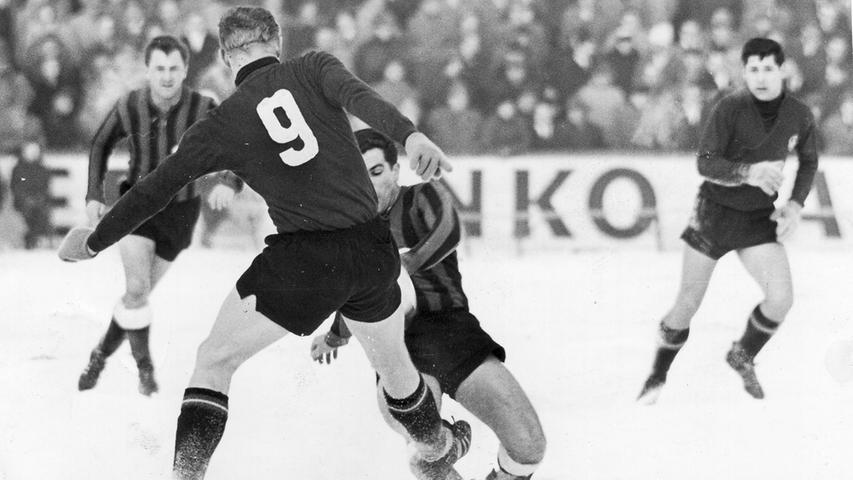 Anfang Februar 1963 stieg im Ronhof das letzte Frankenderby der Oberliga Süd. Fürth, das in den Vorwochen mit den winterlichen Bedingungen gut zurechtgekommen war, rechnete sich einen schwächelnden Club einiges aus, zog letztlich aber erneut den Kürzeren. Die Entscheidung beim 3:5 fiel kurz nach der Pause, als Haseneder binnen 60 Sekunden ein 1:1 in ein 3:1 für den FCN umwandelte.