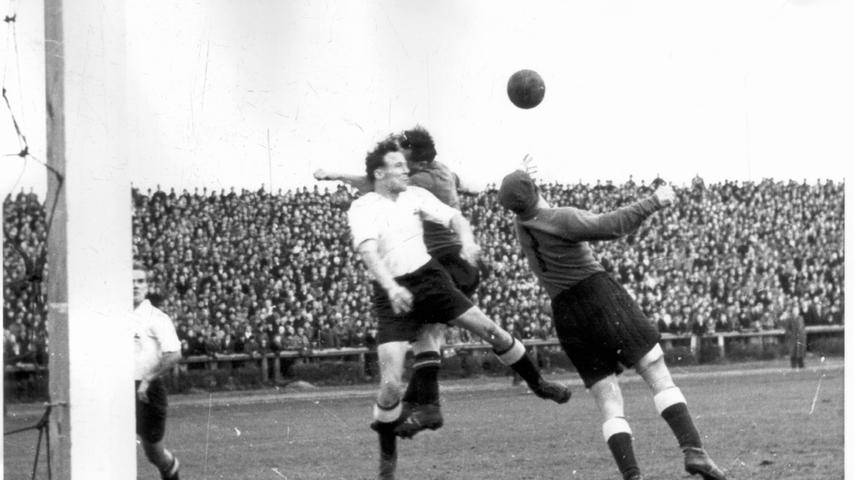 Die Oberliga-Saison 1949/50 gehörte dem Kleeblatt, das am 12. März 1950 mit einem 2:1-Sieg in Nürnberg einen großen Schritt auf dem Weg zum Süddeutschen Meistertitel machte. Nachdem Gehring die Gästeführung ausgeglichen hatte, stand es lange remis, ehe Brenzke das Duell kurz vor Schluss zugunsten des Kleeblatts entschied. Für Fürth war im Kampf um die nationale Krone erst im Halbfinale Schluss, als man dem VfB Stuttgart mit 1:4 unterlag. Die Oberliga-Saison 1949/50 gehörte dem Kleeblatt, das am 12. März 1950 mit einem 2:1-Sieg in Nürnberg einen großen Schritt auf dem Weg zum Süddeutschen Meistertitel machte. Nachdem Gehring die Gästeführung ausgeglichen hatte, stand es lange remis, ehe Brenzke das Duell kurz vor Schluss zugunsten des Kleeblatts entschied. Für Fürth war im Kampf um die nationale Krone erst im Halbfinale Schluss, als man dem VfB Stuttgart mit 1:4 unterlag.