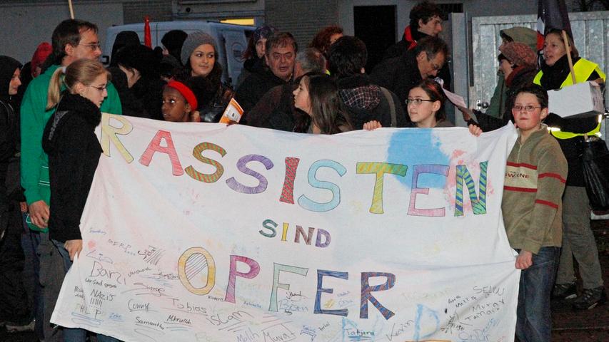 Jung und engagiert: Schülerinnen und Schüler waren ebenfalls vor Ort und protestierten mit Transparenten gegen Rechtsextremismus.