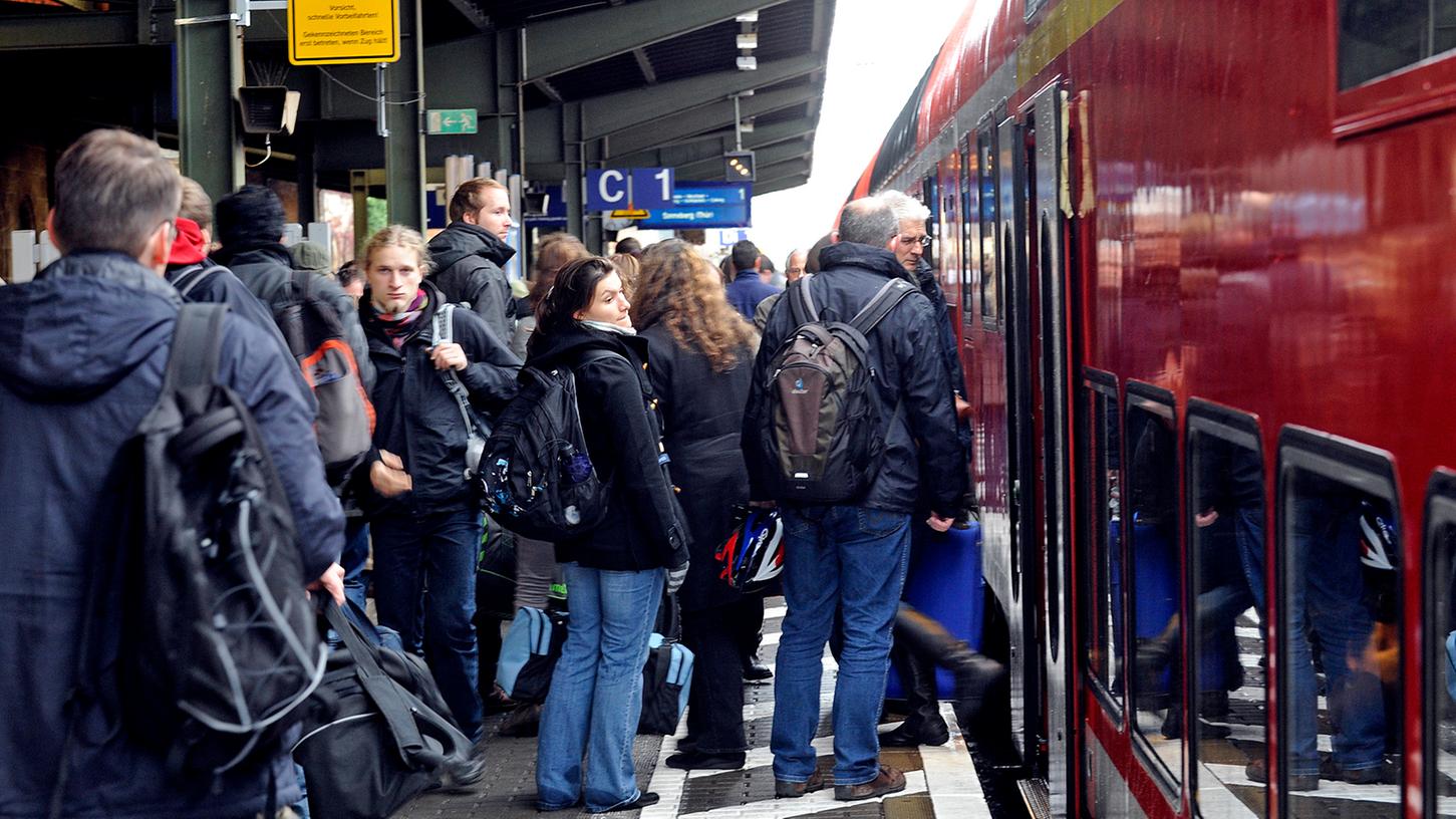 Passagiere im Zug wie Sardinen in der Dose