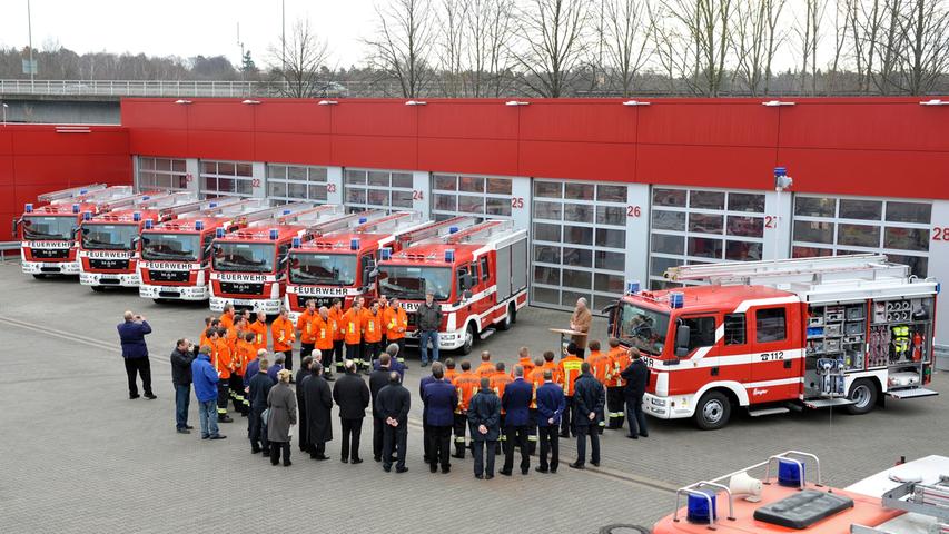 Da kam natürlich auch die ganze Freiwillige Feuerwehr zusammen um zu schauen, womit sie künftig von Löscheinsatz zu Löscheinsatz düsen werden.