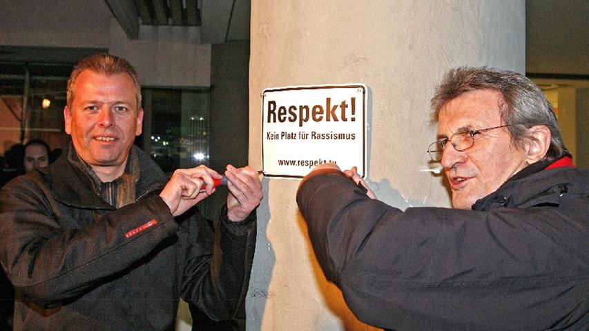 Die Botschaft passt auf ein kleines Schild und ist doch von großer Wichtigkeit: Ulrich Maly und und Jürgen Wechsler, Leiter des IG-Metall-Bezirks Bayern, bringen eine Gedenktafel am Gewerkschaftshaus an.