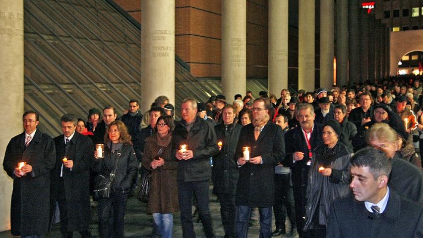 Unter dem Motto „Frei von Furcht in Deutschland leben – kein Platz für Rechtsextremismus“ haben am Samstagabend rund 2000 Nürnberger den Opfern des rechtsextremen Terrors mit einer eindrucksvollen Lichterkette gedacht.