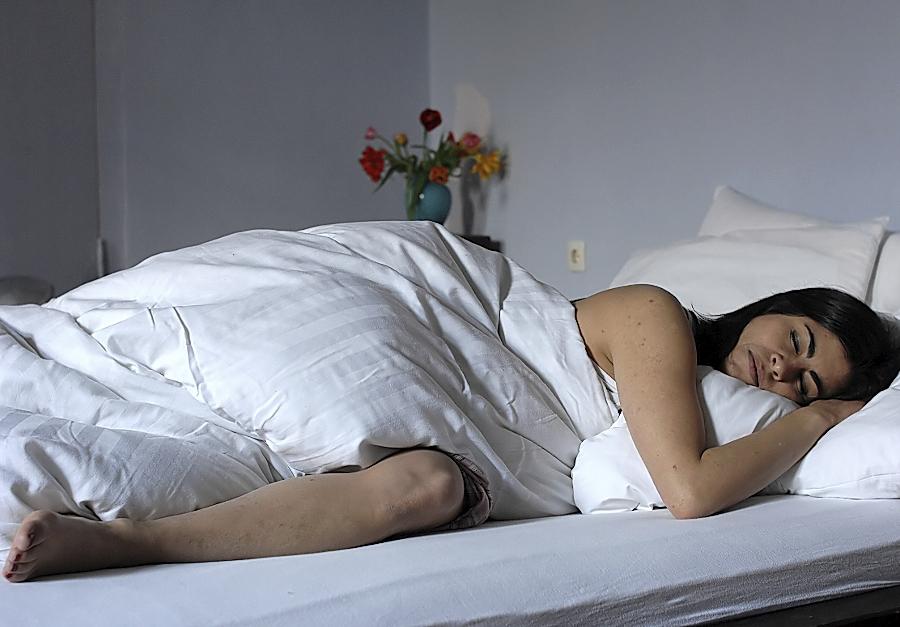 Wer die Möglichkeit hat, der sollte die Sonnenstrahlen tagsüber ausschließen. Die "dpa" empfiehlt "Fenster und Türen [zu] schließen, Rollläden, Jalousien und dicke Vorhänge" zuzuziehen. Wer die Wahl hat: Abdunklungsmöglichkeiten, die sich außerhalb der Wohnung befinden, sind effektiver also solche, die im Innenraum sind.