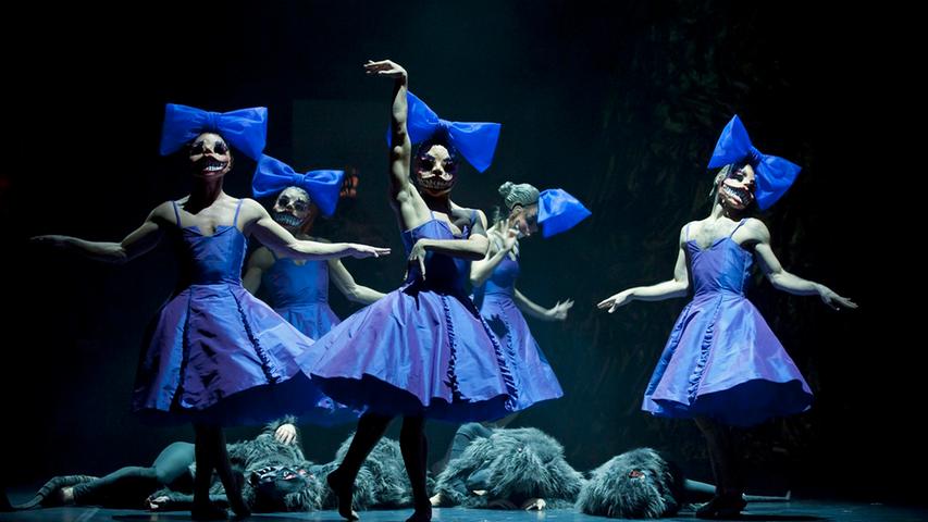 "Der Nussknacker" ist einer der großen Ballettklassiker von Peter Tschaikowsky. Goyo Montero, der Startänzer und -choreograph aus Madrid, hat pünktlich zur Weihnachtszeit eine eigene Inszenierung auf die Bühne des Nürnberger Staatstheaters gebracht. Am 10. Dezember war Premiere. Auch Kostüme, Bühnenbild und Licht hat der neue Ballett-Chef seiner Version angepasst. Das blaue Ensemble, mit den bizarren Masken, lässt schon erahnen: das ist keine klassische Tütü-Inszenierung.