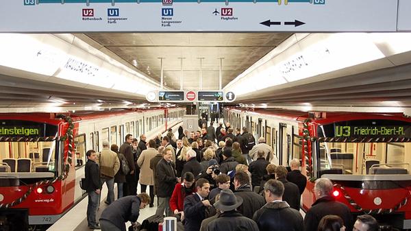 Nach dem Bahnhof Rathenauplatz fädelt die U3 Richtung Westen aus, um über die Station Maxfeld unter der Goethestraße weiter über den Kaulbachplatz zum Friedrich-Ebert-Platz zu führen. 7500 Fahrgäste verlassen und betreten täglich die U-Bahnen am Haltepunkt Kaulbachplatz.