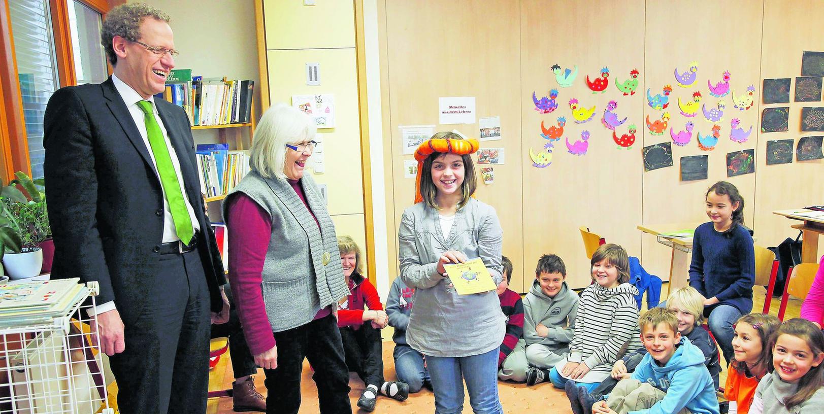 Bürgermeister Gerhard Hacker, Retta Müller-Schimmel von der Ökofest-Initiative und die Glücksfee freuen sich in der Liebfrauenhaus-Schule über die gelungene „Grüne-Meilen-Aktion“. Gerade ist Leon als Gewinner gezogen worden. Bürgermeister Gerhard Hacker, Retta Müller-Schimmel von der Ökofest-Initiative und die Glücksfee freuen sich in der Liebfrauenhaus-Schule über die gelungene „Grüne-Meilen-Aktion“. Gerade ist Leon als Gewinner gezogen worden.