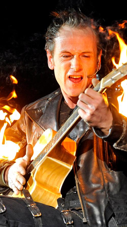 Zugegeben: Die Kombination von Gitarren und Feuer sieht bei Rammstein etwas eindrucksvoller aus. Doch egal - nett anzusehen und -zuhören ist diese Einlage trotzdem