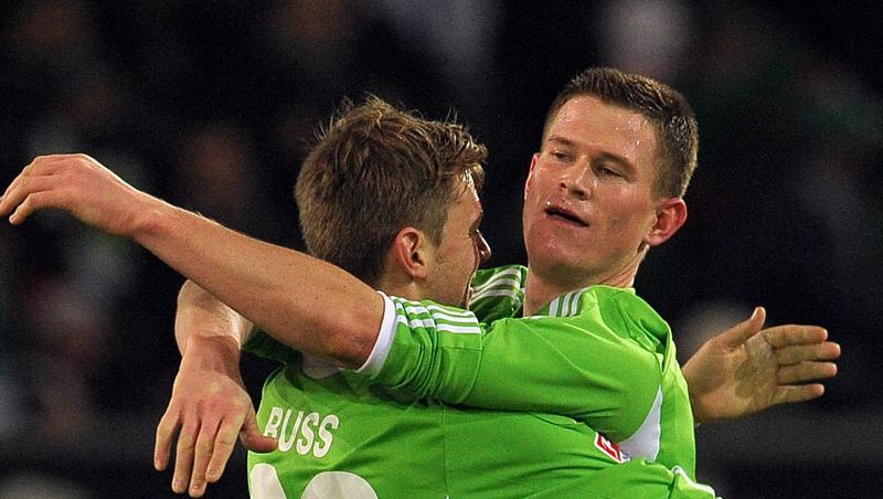 Angeblich soll Alexander Madlung (rechts) ab Januar das giftgrüne Wolfsburg-Dress gegen das weinrote Club-Trikot eintauschen.