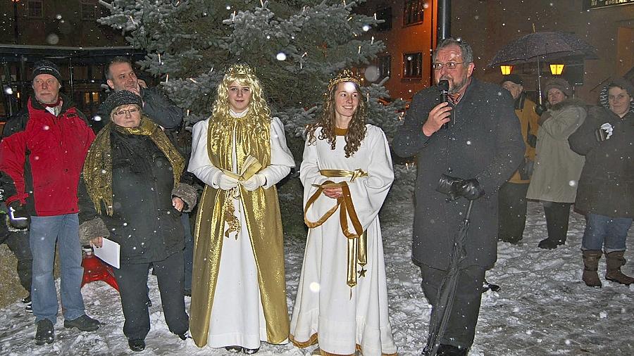 „Adventsfenster“ begeistert Besucher „Adventsfenster“ begeistert Besucher