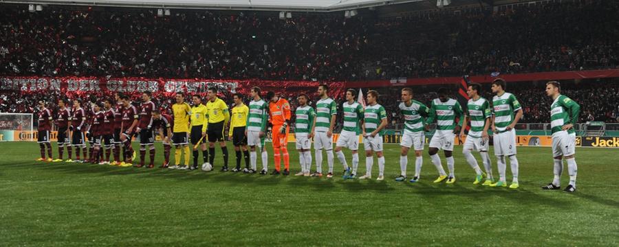 Derby-Feeling: Ein ausverkauftes Stadion erwartete die beiden Mannschaften.