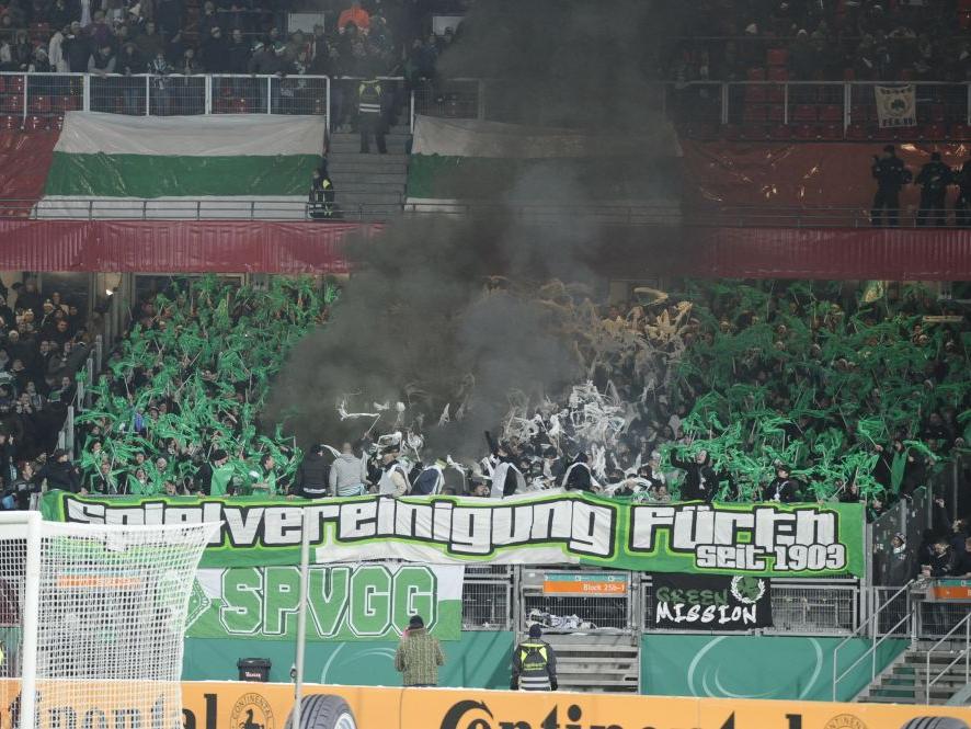 Fanfreundlich gestaltete der 1. FC Nürnberg das letzte Derby: Die Fürther Anhänger konnten ihren Verein farbenfroh unterstützen.