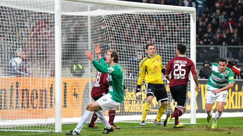 ...weil dem FCN der Schmerz von Fürths Derbysieg im Pokal noch in den Knochen steckt. Eddy Prib, auch in Liga eins Torgarant und Leistungsträger beim Kleeblatt, lässt grüßen. Die Angst vor einer Wiederholung lähmt die Gäste und beflügelt die Büskens-Elf.