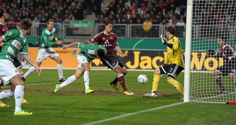 Es hätte doch noch ein frohes Weihnachtsfest werden können. Doch die Fortsetzung in Sachen versöhnlicher Jahresabschluss gelang nicht: Ausgerechnet gegen die SpVgg Greuther Fürth verlor der Club das DFB-Pokal-Achtelfinale 0:1, bot dabei trotz Überzahl eine unansehnliche Vorstellung. Im Liga-Betrieb gegen Eintracht Frankfurt hatte Eddy Pribs Fehlschuss noch bundesweit für Klamauk gesorgt - nach dem Derby war er in der Kleeblatt-Stadt der gefeierte Mann. Die FCN-Fans stürmten derweil den Platz, um ihrem Ärger über die prestigeträchtige Heimpleite Ausdruck zu verleihen.