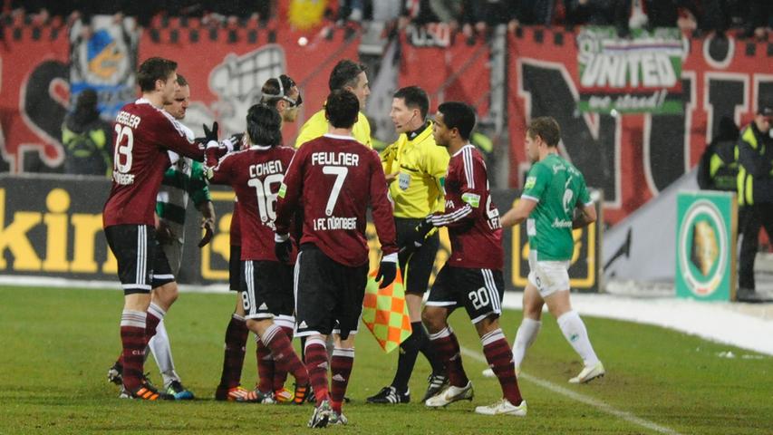 ...weil es beim letzten Mal dafür selbst in Nürnberg auch mit zehn Spielern gereicht hat. Bernd Nehrig musste beim rauschhaften 1:0-Pokalerfolg seines Teams in der Noris nach knapp einer Stunde mit Gelb-Rot vom Platz, die Kollegen verteidigten die Minimalführung leidenschaftlich bis zum Schluss. ...weil es beim letzten Mal dafür selbst in Nürnberg auch mit zehn Spielern gereicht hat. Bernd Nehrig musste beim rauschhaften 1:0-Pokalerfolg seines Teams in der Noris nach knapp einer Stunde mit Gelb-Rot vom Platz, die Kollegen verteidigten die Minimalführung leidenschaftlich bis zum Schluss.