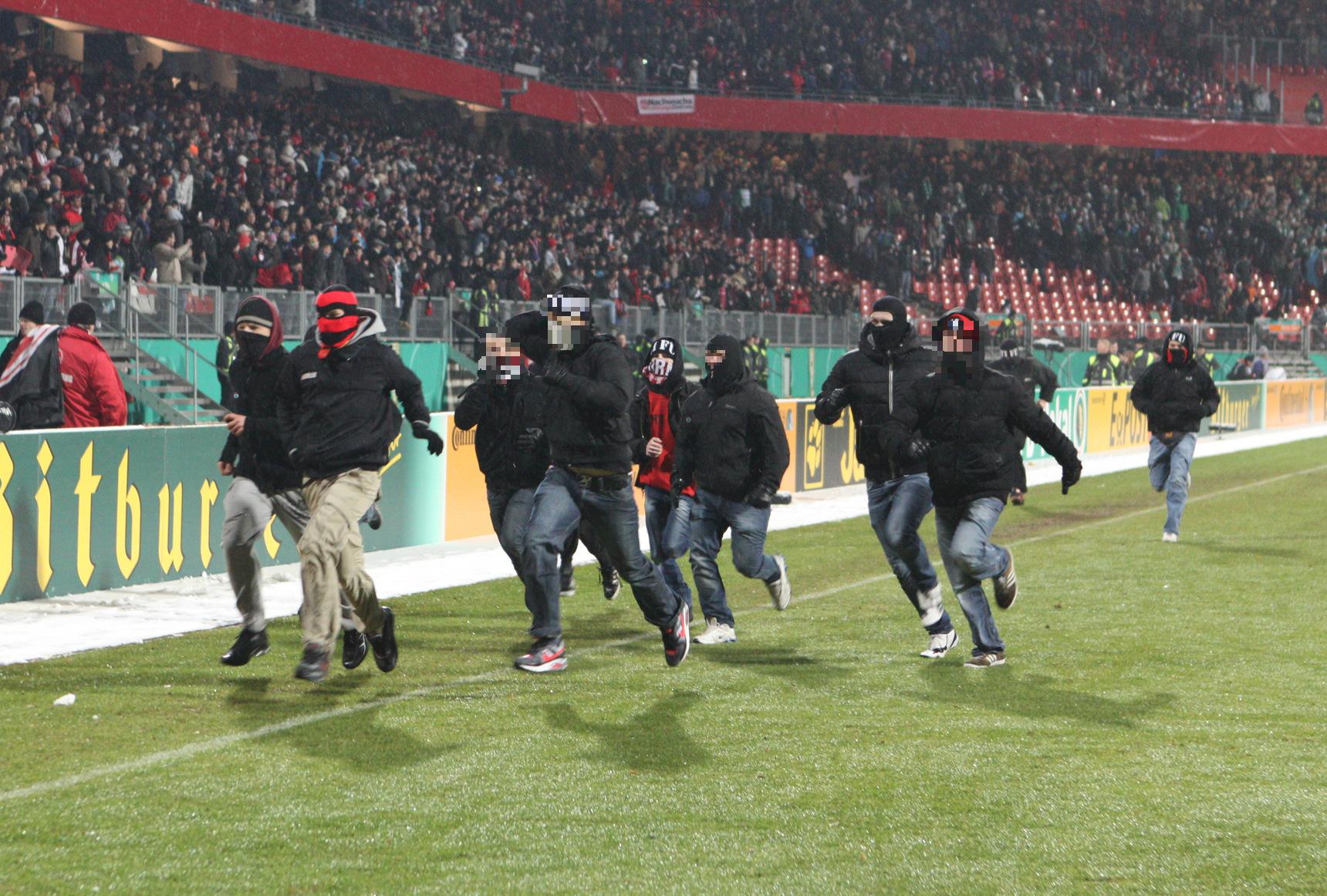 ... stürmten FCN-Anhänger den Platz, um ihrem Ärger über die Heimpleite Ausdruck zu verleihen. Als weitere Ausweise der Brisanz des Derbys dienen ein Überfall von Clubfans auf das Vereinsheim der Sportfreunde Ronhof, die Attacke auf heimreisende SpVgg-Fans im Steigerwald oder der Diebstahl einer Fürther Zaunfahne.