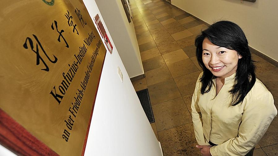 Yan Xu-Lackner, die seit 20 Jahren in Deutschland lebt, leitet das Konfuzius-Institut Erlangen-Nürnberg. Die Einrichtung besteht seit fünf Jahren und bietet Sprachkurse, Bildungs- und Kulturangebote. Im kommenden Jahr soll es auch wieder ein Filmfestival in Erlangen geben. Yan Xu-Lackner, die seit 20 Jahren in Deutschland lebt, leitet das Konfuzius-Institut Erlangen-Nürnberg. Die Einrichtung besteht seit fünf Jahren und bietet Sprachkurse, Bildungs- und Kulturangebote. Im kommenden Jahr soll es auch wieder ein Filmfestival in Erlangen geben.