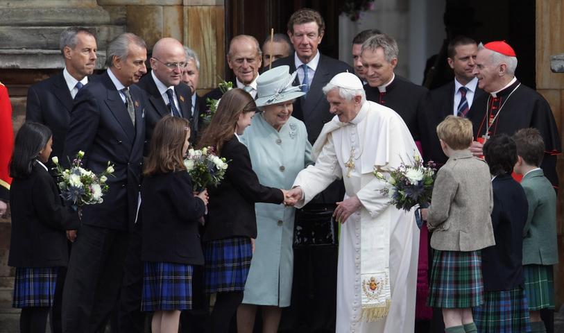 Königin Elizabeth II. und Papst Benedikt XVI. bei einem Treffen mit Schulkindern vor dem Palace of Holyrood im schottischen Edinburgh.