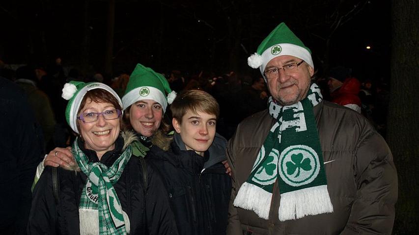 "Das war das schönste Weihnachtsgeschenk unserer Jungs", finden auch diese vier Greuther-Fans.