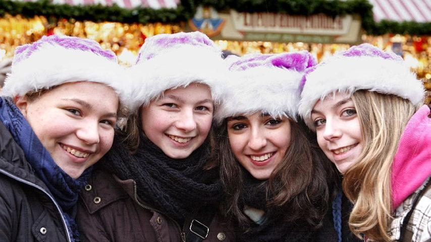 Die Schülerinnen (von links) Eva-Maria, Lisa Elanur und Mercedes aus Ingolstadt möchten in Nürnberg shoppen.