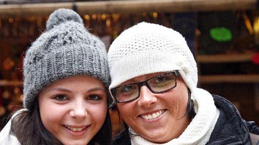 Verronika (20) und Karolin (25) aus Gunzenhausen machen heute "Schwesterntag" auf dem Christkindlesmarkt.