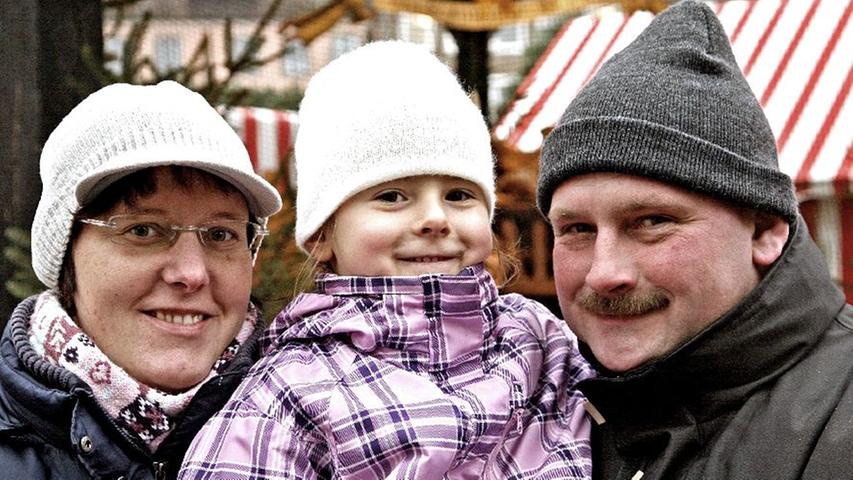Jürgen und Eva mit Tochter Katja (4) aus Amberg sind auf dem Weg zur Kinderweihnacht.
