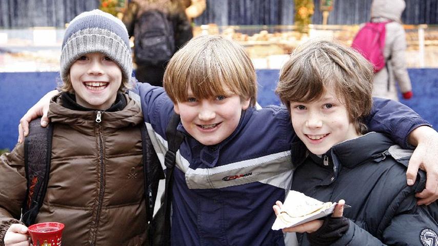 Luc (9), Noel (10) und David (9) aus Fischbach freuen sich auf Kinderpunsch und
 Süßes.