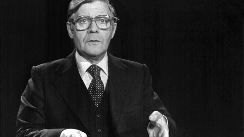 Zu Brandts Nachfolger wurde Helmut Schmidt gewählt, in dessen Amtszeit vor allem der RAF-Terror fiel - und die strikte Maßgabe, dass sich der Staat nicht erpressen lassen dürfe. 1982 musste sich der SPD'ler einem Misstrauensvotum stellen - und hatte keinen Erfolg. In seine Fußstapfen trat stattdessen...