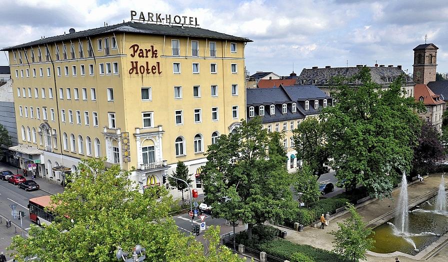 Die gelbe Fassade des Park-Hotels prägt das Stadtbild am Rande der Freiheit. Ob das Gebäude in dieser oder ähnlicher Form erhalten bleibt, müssen die weiteren Planungen zeigen.