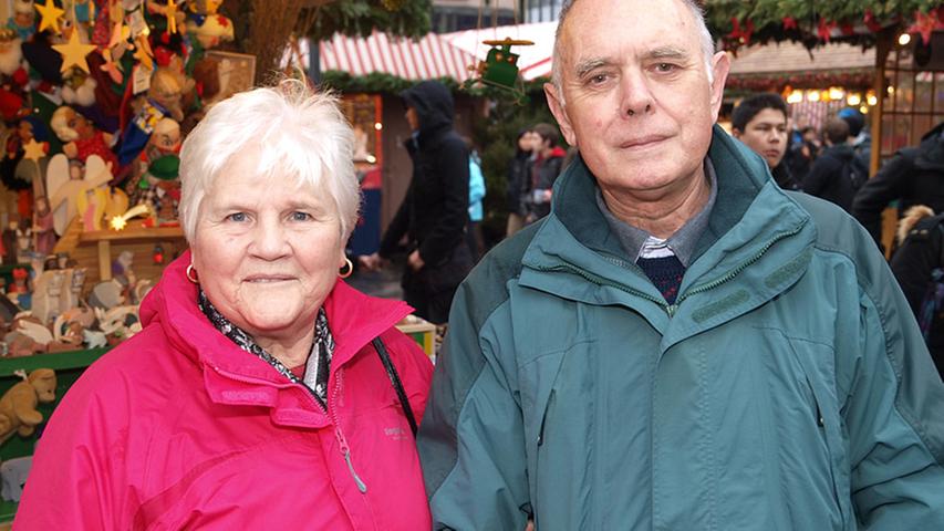 Die beiden Engländer Arlene und Cliff machen eine Bustour und sind begeistert vom Nürnberger Christkindlesmarkt.