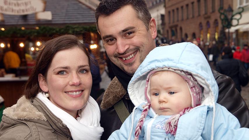 Tanja (31) und Gerald (35) besuchen mit ihrer fünf Monate alten Tochter Matilda den Christkindlesmarkt, um noch einige Packen Lebkuchen als Ergänzung für die Weihnachtsgeschenke zu kaufen.