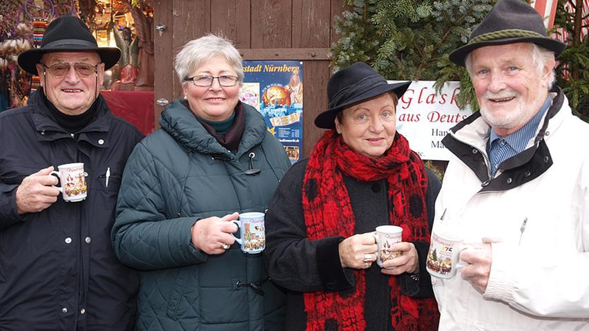 Rudolf (74, von links), Elke (66), Annette (74) und Hartmut (77) kommen aus dem Nürnberger Süden und genießen die Atmosphäre auf dem Christkindlesmarkt.