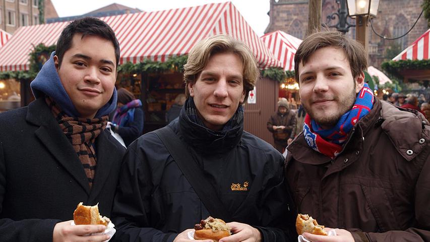 Stephan (22, von links), Marcel (23) und Tobias (22) kommen extra wegen der kulinarischen Genüsse auf den Christkindlesmarkt. Sie vermissen aber die Weihnachtsstimmung: "Es fehlt der Schnee," meint Stephan.