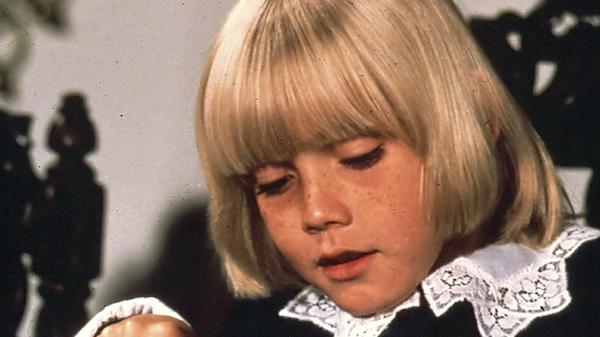 Weihnachten ist für viele Leute vor allem ein Fest der Traditionen - und eine davon ist, den Film "Der kleine Lord" anzusehen. Das Melodram aus dem Vereinigten Königreich wird nämlich jährlich im öffentlich-rechtlichen Fernsehen ausgestrahlt und erreicht dabei ungemein viele Leute. Im Jahr 2021 schalteten im Ersten grandiose 5,04 Millionen Zuschauer ein. Der Film spielt im Jahr 1880, als der Earl von Dorincourt, trotz seines Grolls gegen alles Amerikanische, seinen Enkel Ceddie aus New York zu sich holt. Jenseits des Großen Teichs wirbelt der aufgeweckte Achtjährige und Alleinerbe des großväterlichen Vermögens in Windeseile den adligen Hofstaat durcheinander. Zum Weihnachtsfilm wird "Der kleine Lord" durch die Handlung, die sich von der Vorweihnachtszeit bis zum Weihnachtsfest erstreckt. Zudem wurde der Film speziell für das Weihnachtsprogramm gedreht und enthält einige klassische englische Weihnachtslieder.