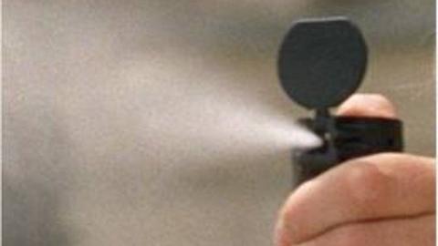 Mit pfefferspray attackierte der Unbekannte die jungen Frauen.
Mit pfefferspray attackierte der Unbekannte die jungen Frauen.