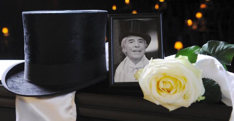 Besondere Menschen sterben an besonderen Tagen. Jopie Hessters ist an Heiligabend am Starnberger See gestorben. Er wurde stolze 108 Jahre alt. Was bleibt sind ein Zylinder, ein weißer Schal, eine Rose und viele, viele Erinnerungen an den Grandseigneur der Operette.
