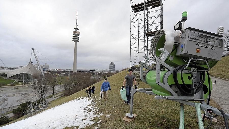 Ein bekanntes Bild im Münchener Olympipark: Bereits drei von fünf Malen musste der Ski-Weltcup aufgrund von mangelndem Schnee abgesagt. Jetzt droht der vierte Rückzieher aus wirtschaftlichen Gründen.