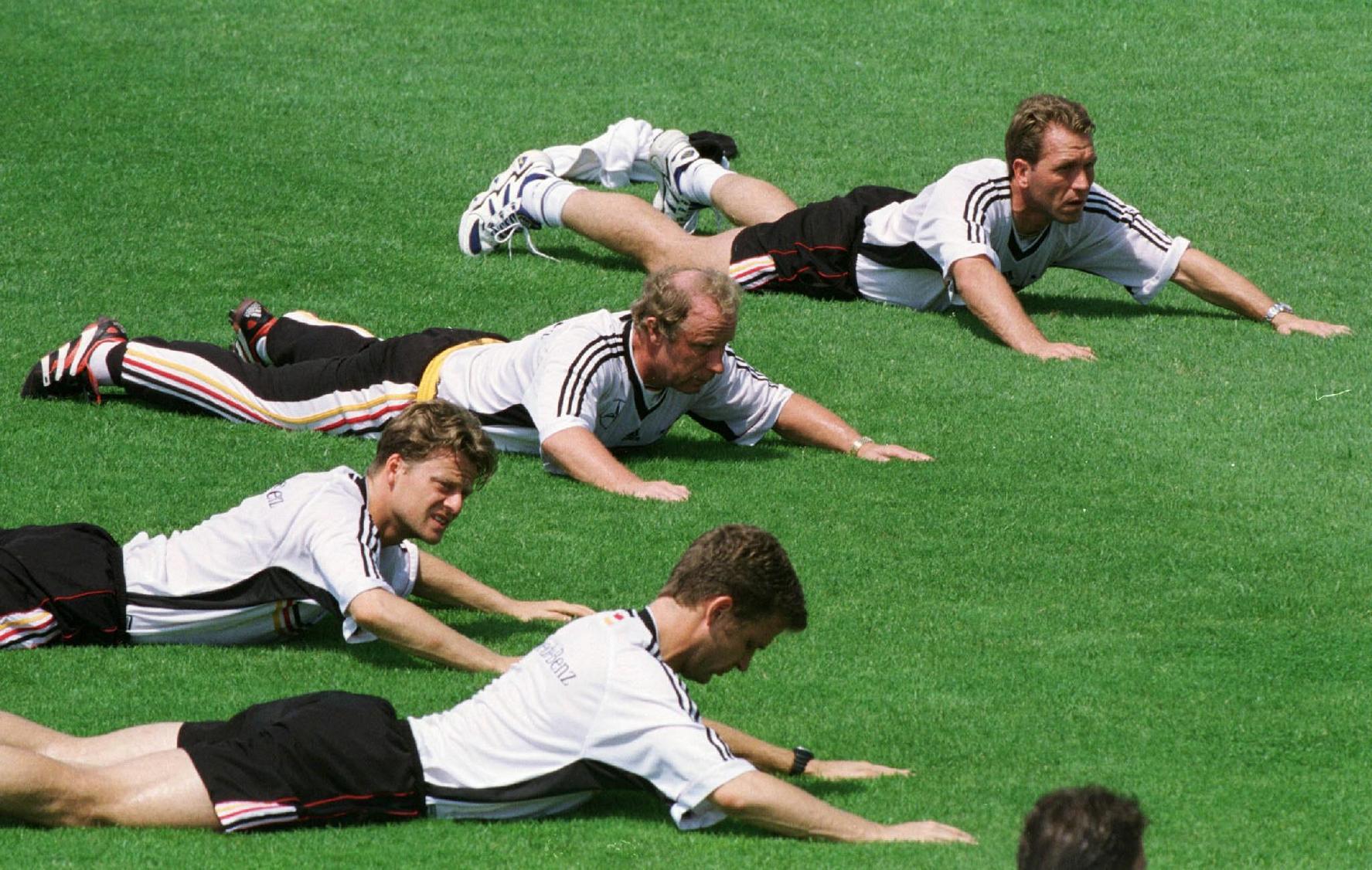 Zwei Jahre später geht die deutsche Elf als Mitfavorit um den Weltmeistertitel 1998 im Nachbarland Frankreich ins Rennen. Nach den souveränen Gruppenspielen und einem 2:1 gegen Mexiko unterliegt die Berti-Vogts-Truppe im Viertelfinale dann jedoch Kroatien sang- und klanglos mit 0:3. Vogts musste gehen, Köpke hingegen nimmt freiwillig Abschied und macht damit Platz für...