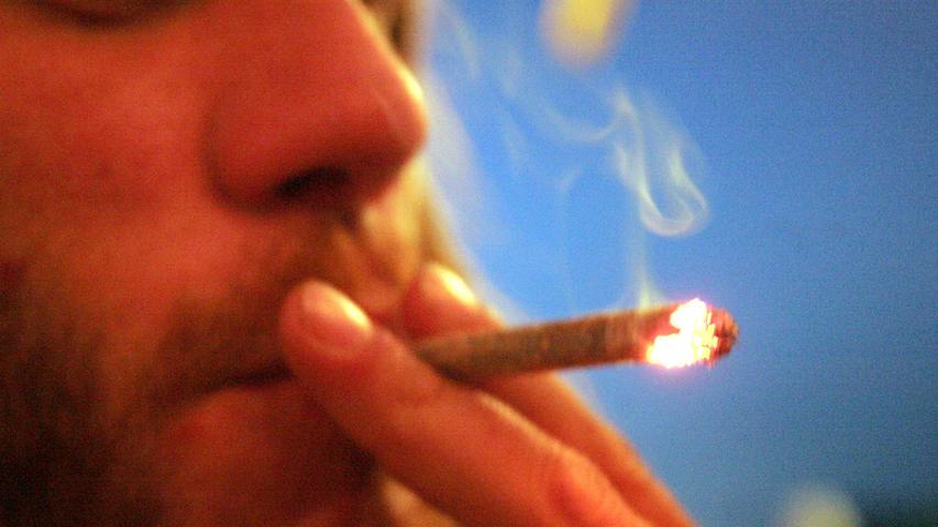 Im niederbayerischen Landkreis Kehlheim bekam es die Polizei mit einer Mutter und ihrem Sohnemann zu tun, denen eine gemeinsame Rauschgift-Erfahrung nicht bekam. Die beiden rauchten gemeinsam einen Joint, mussten sich später aber deshalb übergeben . Die 54-jährige Mutter hatte das Marihuana von einem Bekannten bekommen, wie sie erklärte.